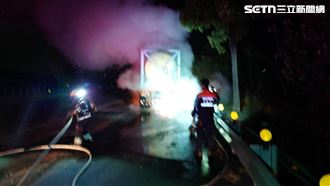 化學槽車上國道起火！運將急停…逃生保命