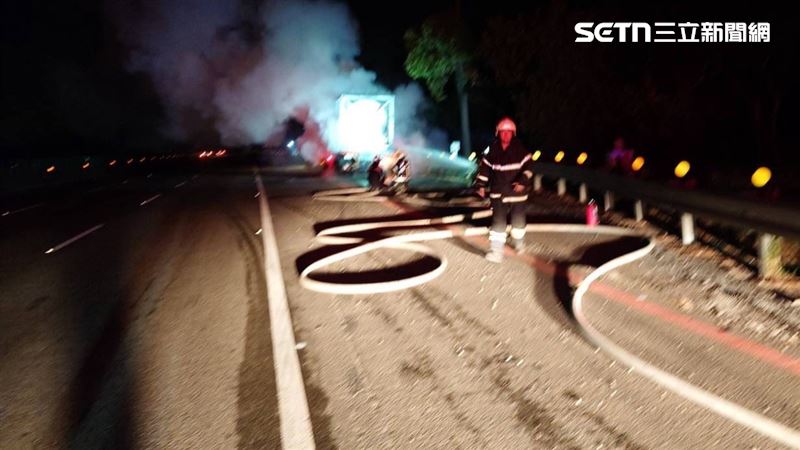 國道3號北向378.2公里處，高雄田寮路段，今天（30日）凌晨驚傳火燒車。（圖／翻攝畫面）