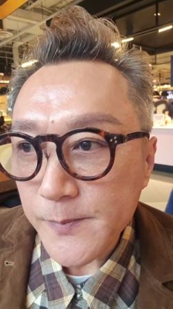 何篤霖直播中一度泛淚。(圖/翻攝自臉書)