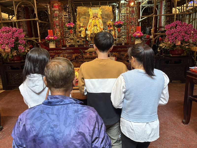 梁家兒子因車禍命危，一家人認為是太平媽顯神蹟助孩子度過難關，特地前來還願答謝神恩。（圖／翻攝畫面）