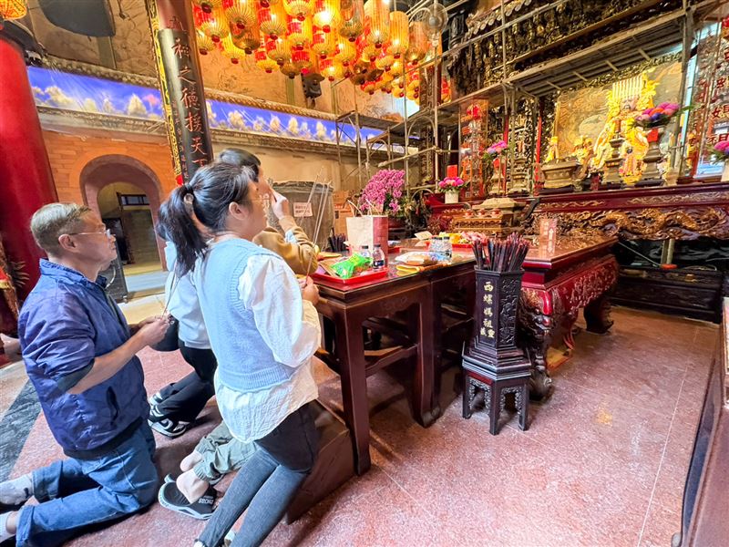 梁家兒子因車禍命危，一家人認為是太平媽顯神蹟助孩子度過難關，特地前來還願答謝神恩。（圖／翻攝畫面）