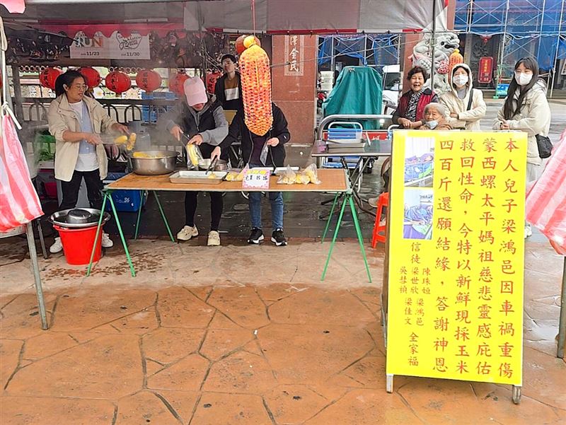 西螺福興宮太平媽祖顯神蹟，車禍重傷兒奇蹟康復，一家人載400斤玉米來還願。（圖／翻攝畫面）