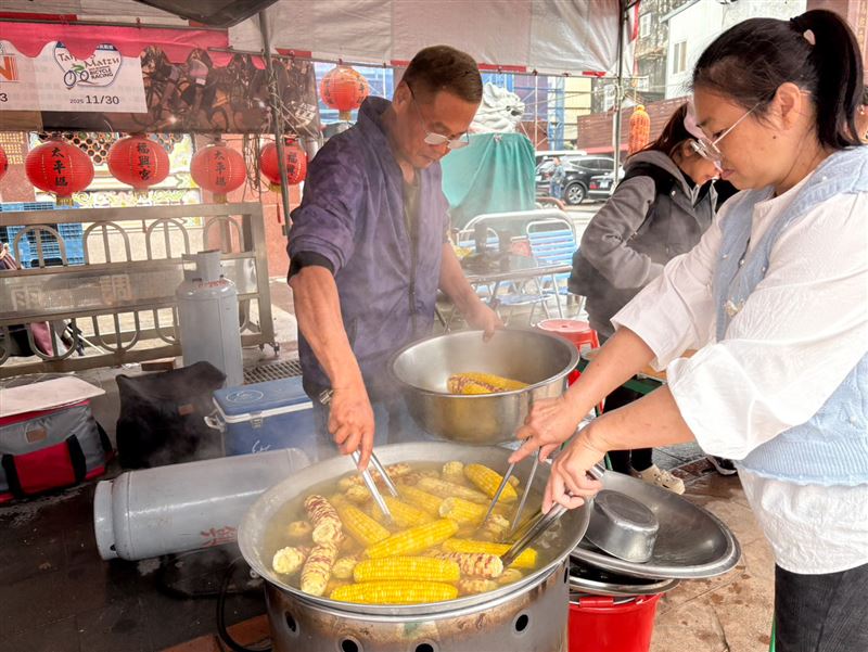 彰化永靖鄉梁家人載400斤現採玉米來還願，免費烹煮發放與信眾結緣。（圖／翻攝畫面）