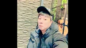 曹西平在28日凌晨12時過後於臉書發文透露，地震發生時他正坐在椅子上，先感受到強烈搖晃，隨後手機才響起警報。（圖／翻攝自曹西平直播同樂會FB）