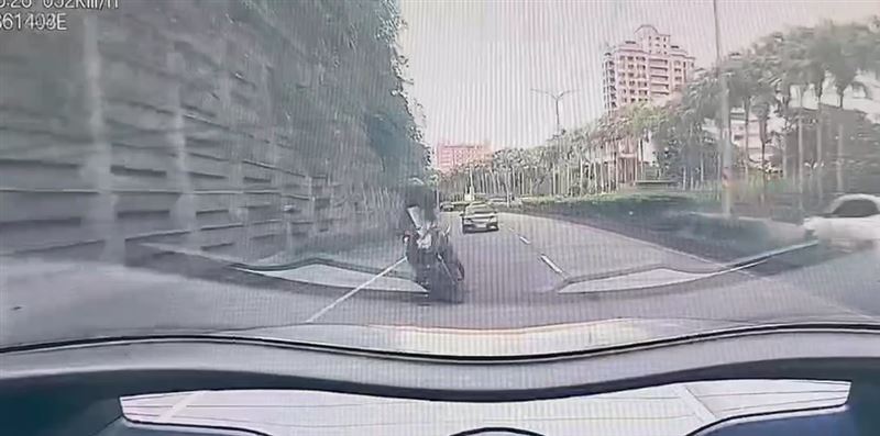 呂男閃避不及，不慎撞上猴子倒地受傷。（圖／翻攝畫面）