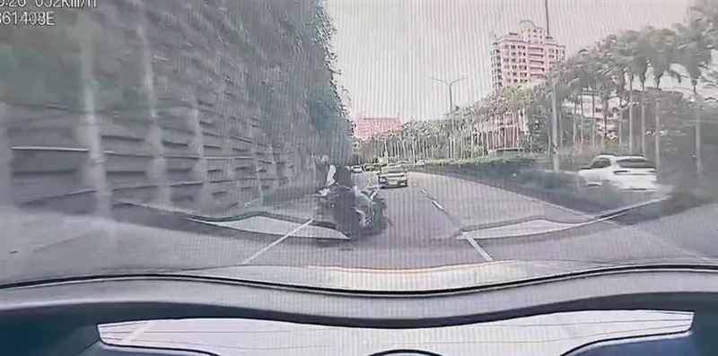 呂男閃避不及，不慎撞上猴子倒地受傷。（圖／翻攝畫面）