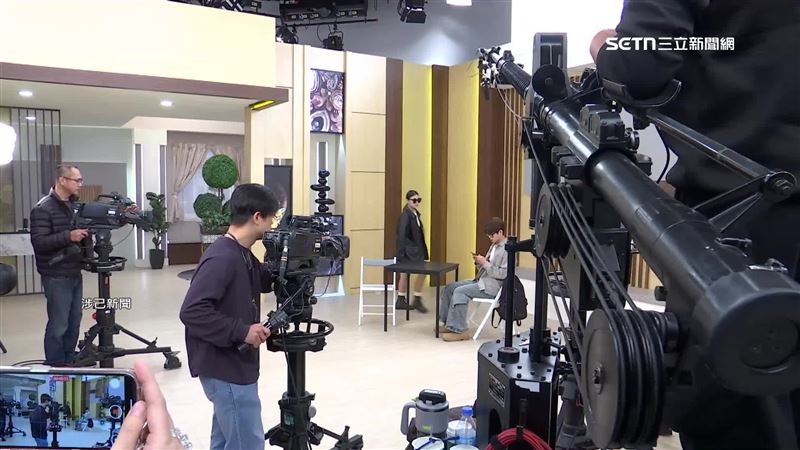 醒吾三立影視學院課程除了請到專業師資，更實際帶學生進到攝影棚拍攝