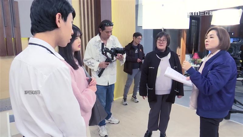 在鏡頭前展現演技和十足架勢毫不怯場，醒吾科大學生各個都相當興奮