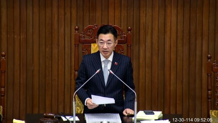 副院長江啟臣主持立法院院會，三讀修正通過勞保條例，將政府撥補法制化。（圖／翻攝畫面）