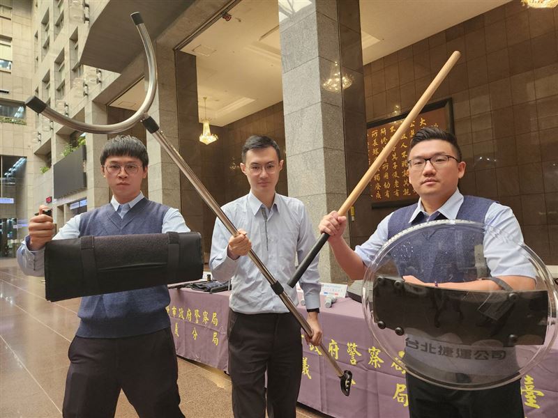 1219事件案各單位繃緊神經，北捷跨年夜除了42小時不收班「防禦鋼叉也上陣」護旅客安全。（圖／北捷提供）