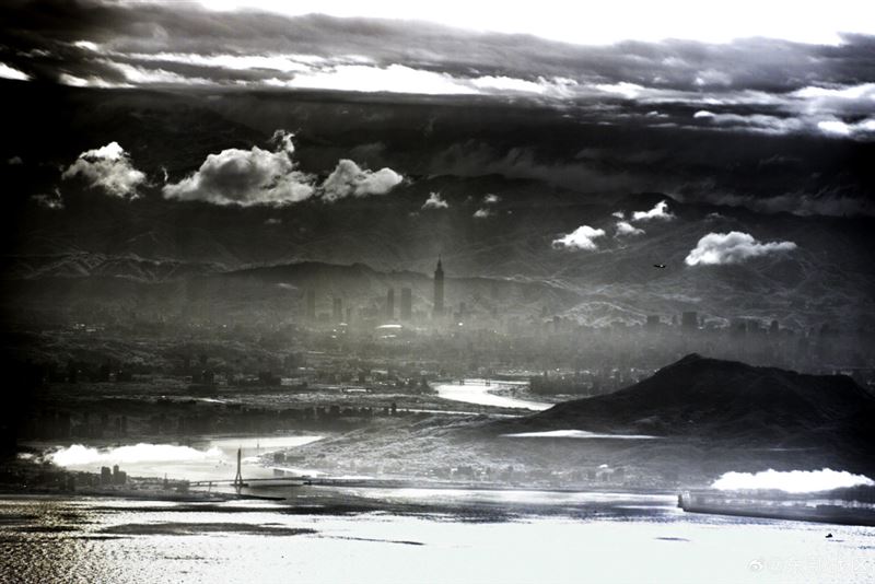 共軍東部戰區發布了所謂無人機俯瞰台北101圖片。（圖／翻攝自微博＠東部戰區）