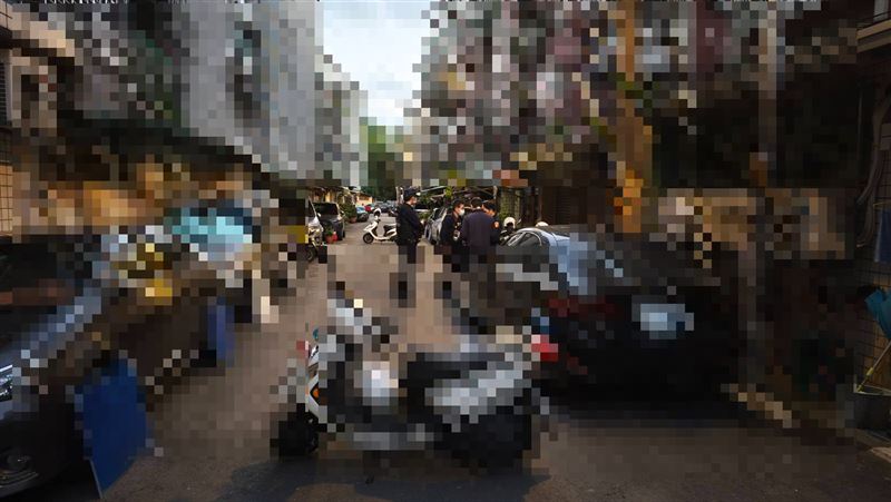 新北市中和區某民宅，發生母女墜樓案件。（圖／記者 莊淇均攝影）