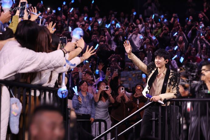 張杰無預警邀妻子謝娜擔任演唱會嘉賓，引粉絲不滿。（圖／翻攝自張杰工作室微博）