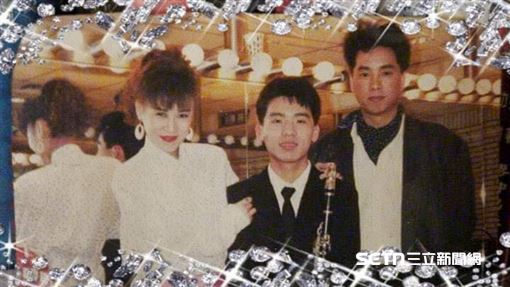 網友邱瑞隆分享1988年參加節目《天天看我》時的珍貴合影，當年年僅17歲的他，與主持人曹西平及羅碧玲（羅霈穎）留下難得畫面。照片雖已泛黃，卻承載滿滿回憶。他回憶，兩人當年親切真誠、毫無明星架子，讓初登舞台的他倍感溫暖，也成為心中永遠難忘的青春片段。（圖／受訪者邱瑞隆授權提供）