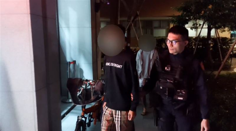 警方循線帶回涉案4人，其中兩人還是未成年。（圖／翻攝畫面）