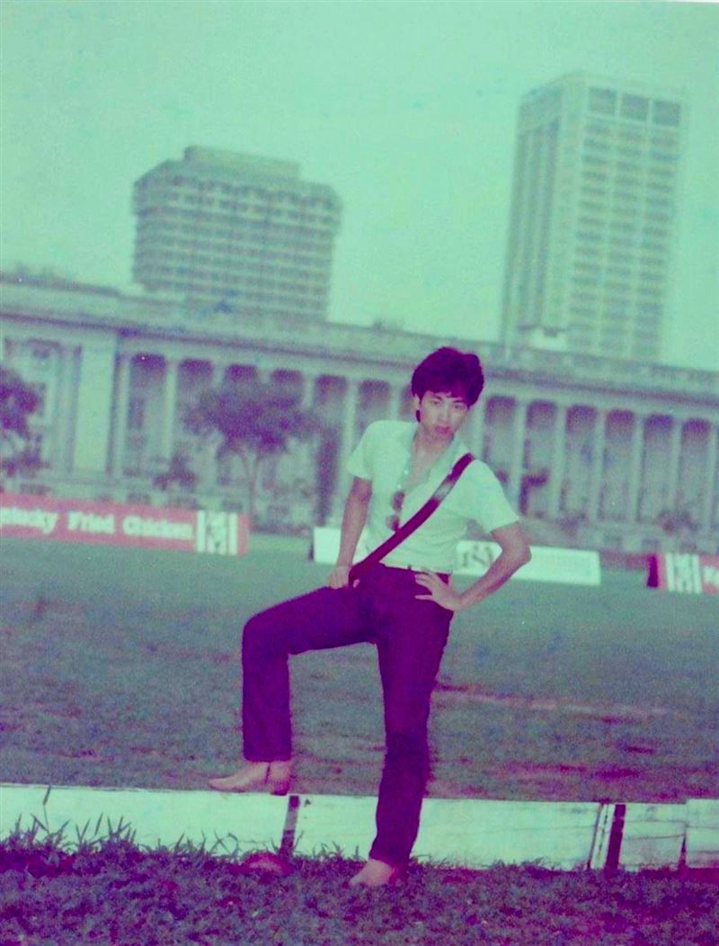 圖為1982年的曹西平，當年正值演藝事業活躍時期，神情自信、充滿舞台魅力。過去他也時常在個人臉書粉專分享這些珍貴舊照，回顧一路走來的點滴歲月，也讓粉絲得以一窺他年輕時的風采與青春記憶。（圖／翻攝自臉書曹西平的粉絲愛團）