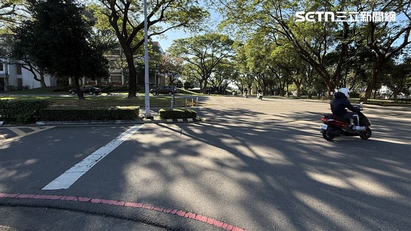 警方獲報到場，協助騎士送醫，至於闖禍的小狗已逃逸無蹤。（圖／翻攝畫面）