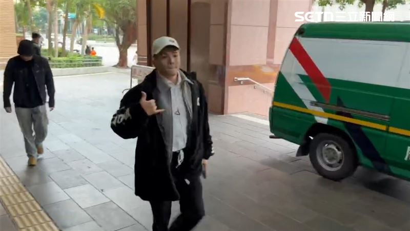 孫生涉性侵案件遭起訴，29日上午現身台北地院。（圖／翻攝畫面）