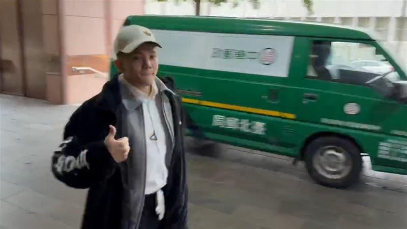 孫生涉性侵案件遭起訴，29日上午現身台北地院。（圖／翻攝畫面）