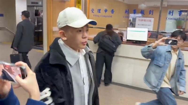 孫生涉性侵案件遭起訴，29日上午現身台北地院。（圖／翻攝畫面）