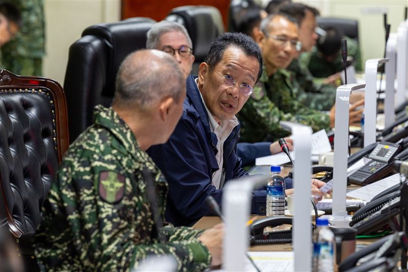 共軍實彈射擊期間，顧立雄率重要幹部於聯合作戰指揮中心，全程掌握（圖／國防部提供）