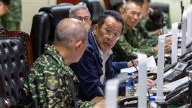 共軍實彈射擊期間，顧立雄率重要幹部於聯合作戰指揮中心，全程掌握（圖／國防部提供）