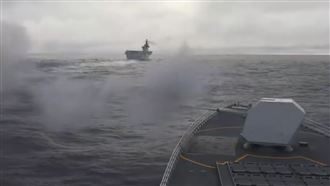 軍演敏感！返台機拍外海「一片亮」網急問