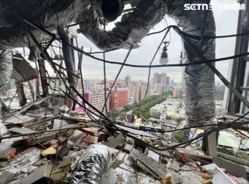 瓦斯主幹管遭扯落破損，導致瓦斯持續外洩，最終遇熱源引發氣爆。（圖／翻攝畫面）