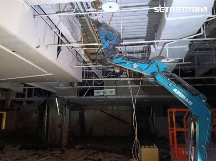新光三越中港店使用怪手拆除櫃位，不慎扯斷瓦斯管線，導致瓦斯外洩最終引發氣爆。（圖／翻攝畫面）
