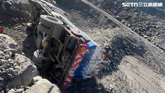 驚險畫面曝！車翻落邊坡…女乘客嚇到尖叫