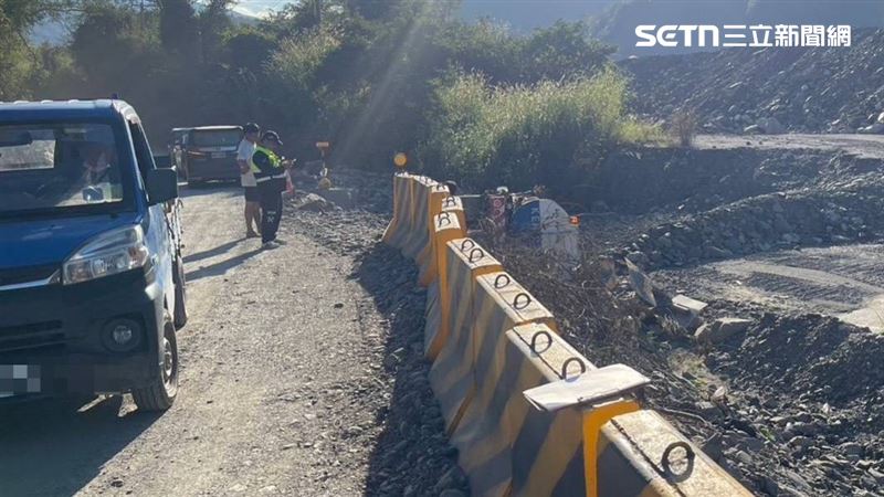 高雄市桃源區南橫公路93.5公里處，靠近明壩克露橋臨時便道道路工程區，昨天（29日）發生灑水車翻覆事故。（圖／翻攝畫面）