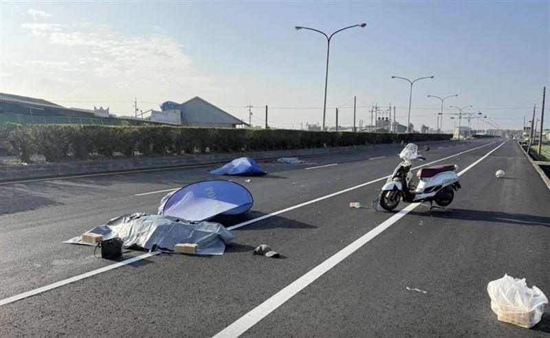 機車因不明原因與另輛轎車發生碰撞，2人當場死亡。（圖／翻攝畫面）