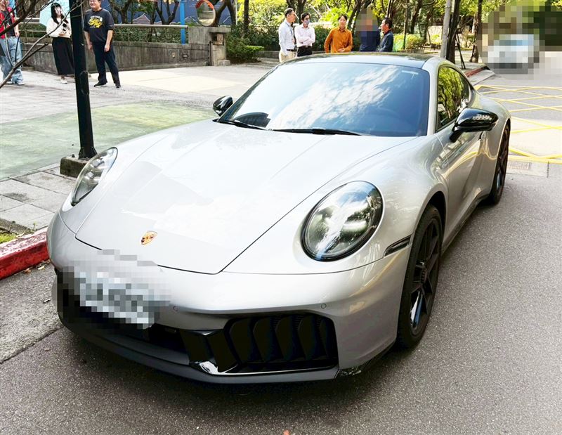 羅男今年初新購的保時捷911 Carrera GTS（市值約1000萬餘元）今天進行法拍。（圖／翻攝畫面）