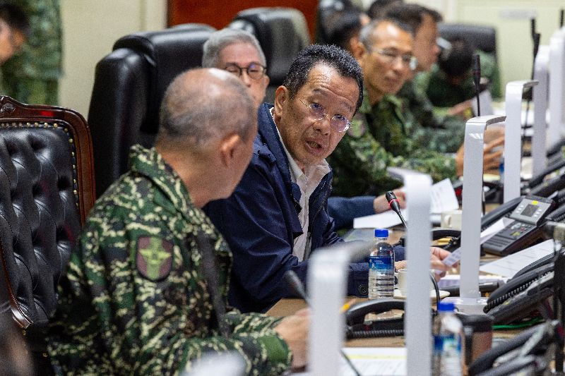 中共對台軍演，國防部長顧立雄（左2）率重要幹部於聯合作戰指揮中心全程掌握。（國防部提供）