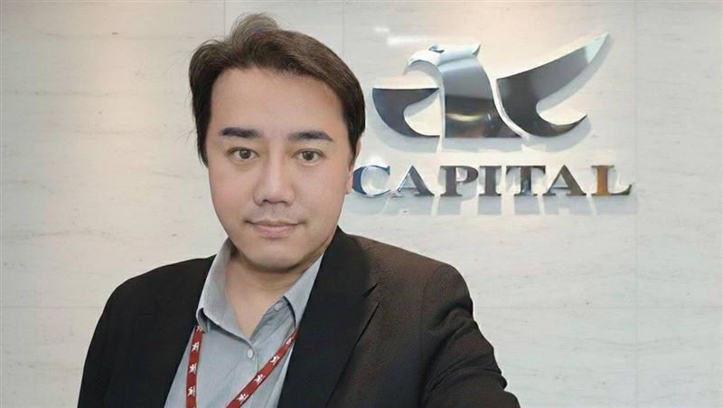 群益證券周經翔分析師認為，今年以來，蘋果股價僅小幅上漲，投資人如今更傾向，把蘋果視為「現金流與回購定價」的核心資產，而非高彈性的AI成長股。微軟今年累計上漲近2成，市場顯然更願意為其雲端與企業AI的變現能力提前給予評價。（圖／周經翔提供）