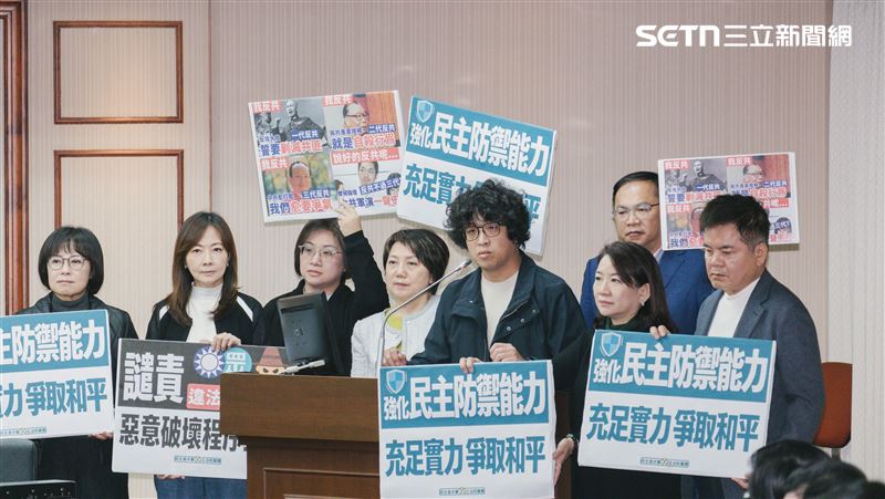 藍白在立法院程序委員會五度封殺國防特別預算，沈伯洋直言，藍白帶著的手舉牌說「只有兩頁、六頁就要1.25兆」完全是在玩弄資訊落差。（圖／記者楊士誼攝影）