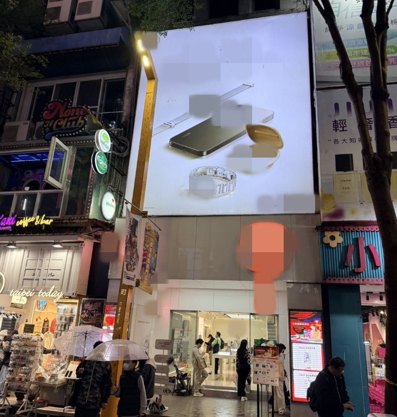 西門町內知名3C用品專賣店的大型招牌日前掉落，台北市建管處表示，先依法開罰業者新台幣12萬元，因廣告未經申請核准就擅自設置，已發文要求業者補辦申請等，否則將要求拆除招牌。圖為未發生掉落時業者店面。（建管處提供）