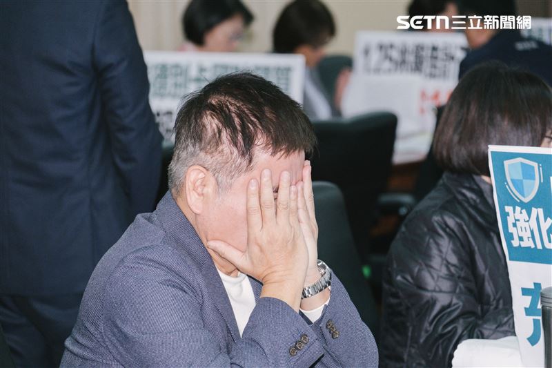 藍白在立法院程序委員會五度封殺國防特別預算，會議結束後，民進黨立委莊瑞雄雙手扶臉。（圖／記者楊士誼攝影）