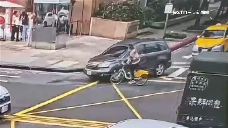 YouBike超堅固？擦撞竟是汽車保桿掉落