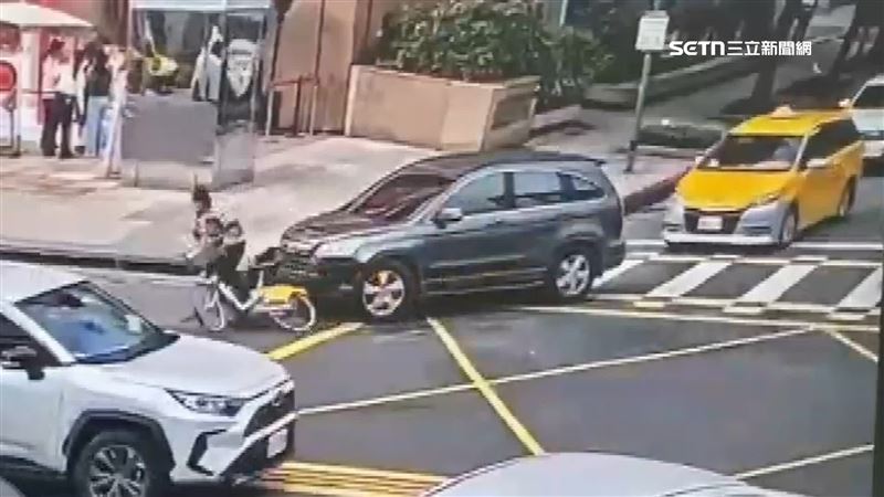 台北信義區發生一起腳踏車跟汽車擦撞的事故