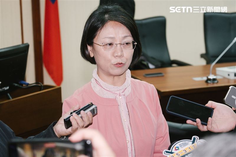 翁曉玲提出《憲法增修條文第二條修正草案》，盼賦予人民「直接提案罷免總統」的權利。（圖／記者楊士誼攝影）