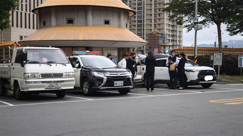 資深藝人曹西平猝死家中，乾兒子Jeremy抵達殯儀館。（圖／記者莊淇鈞攝影）