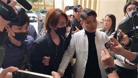 資深藝人曹西平猝死家中，乾兒子Jeremy抵達殯儀館。（圖／記者莊淇鈞攝影）