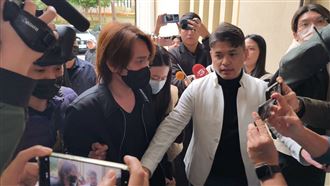 曹西平遺體相驗結束！Jeremy神色哀戚離去