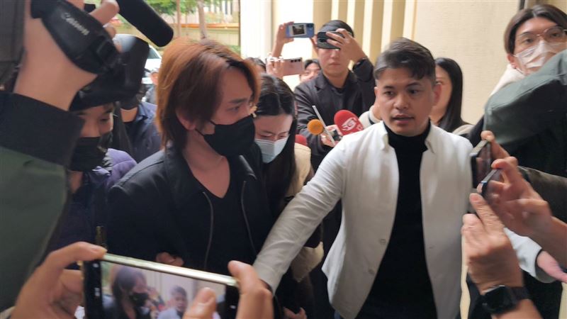 資深藝人曹西平猝死家中，乾兒子Jeremy抵達殯儀館。（圖／記者莊淇鈞攝影）