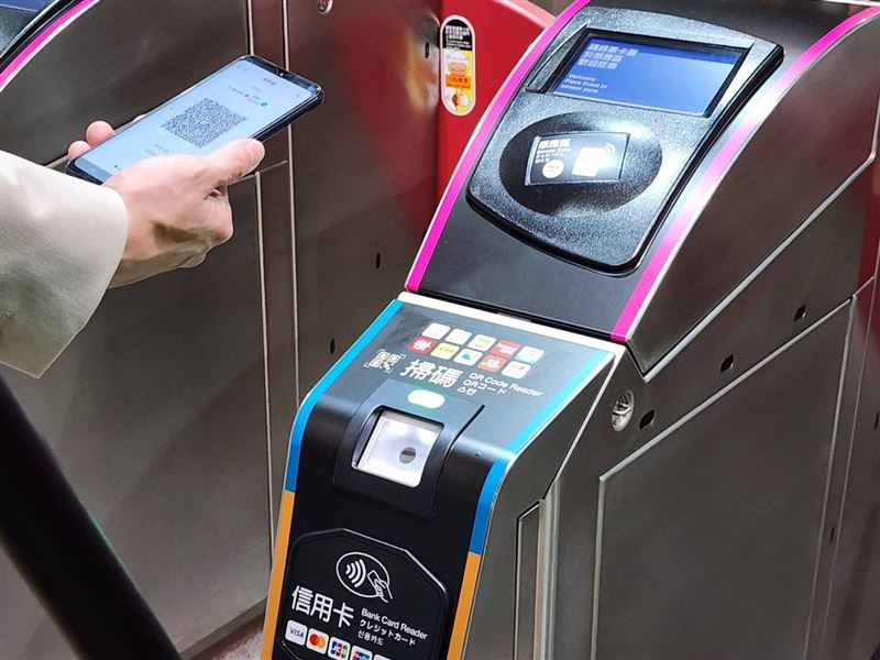 台北市交通局宣布，自115年1月3日起，台北市與新北市市區公車及台北捷運全面開放使用「交通乘車碼」（QR Code）搭車。（圖／北捷提供）