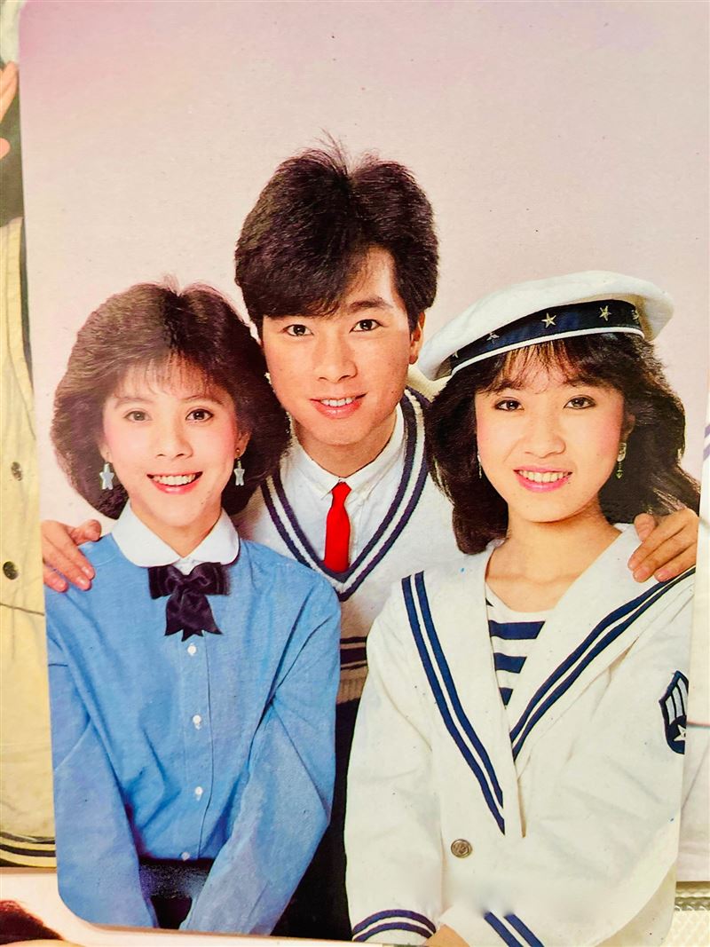 老照片故事／曹西平當年像許光漢紅翻天　張國榮、胡茵夢、彭雪芬合作過。臺灣演藝圈，不能忘記他的10個理由曝光。圖為曹西平與金瑞瑤（右一）。 （圖／翻攝自《曹西平的粉絲愛團》臉書）