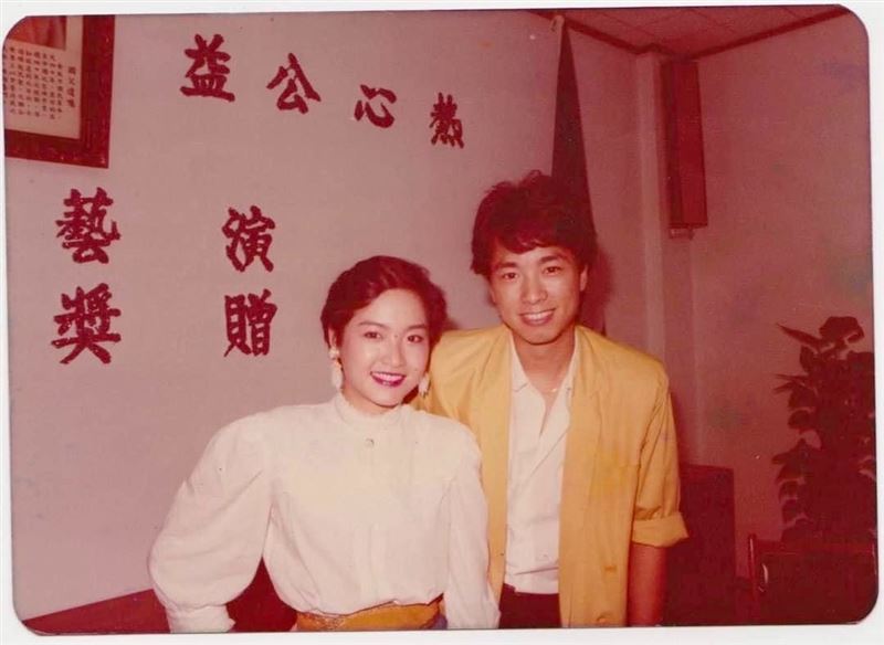老照片故事／曹西平當年像許光漢紅翻天　張國榮、胡茵夢、彭雪芬合作過。臺灣演藝圈，不能忘記他的10個理由曝光。圖為曹西平與恬妞。 （圖／翻攝自《曹西平的粉絲愛團》臉書）