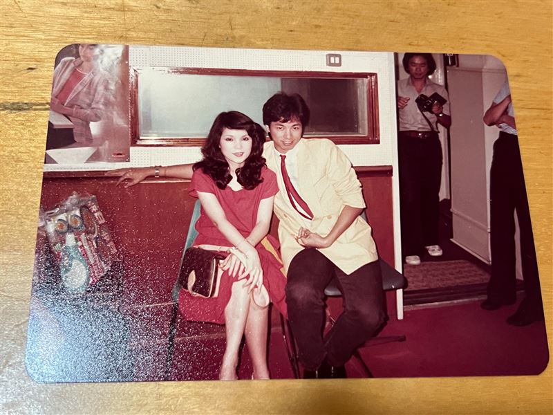 老照片故事／曹西平當年像許光漢紅翻天　張國榮、胡茵夢、彭雪芬合作過。臺灣演藝圈，不能忘記他的10個理由曝光。圖為曹西平與黃鶯鶯。 （圖／翻攝自《曹西平的粉絲愛團》臉書）