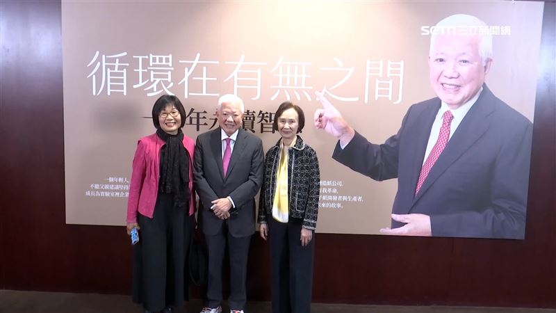 永豐餘集團掌門人，也是永豐餘學院院長何壽川（中）發行新書《循環在有無之間》